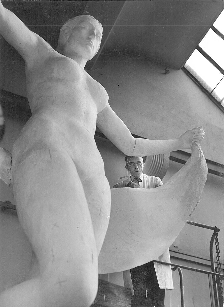 Richard Scheibe bei der Arbeit an dem Modell der Fortuna für das Schloss Charlottenburg in Berlin Richard Scheibe bei der Arbeit an dem Modell der Fortuna für das Schloss Charlottenburg in Berlin