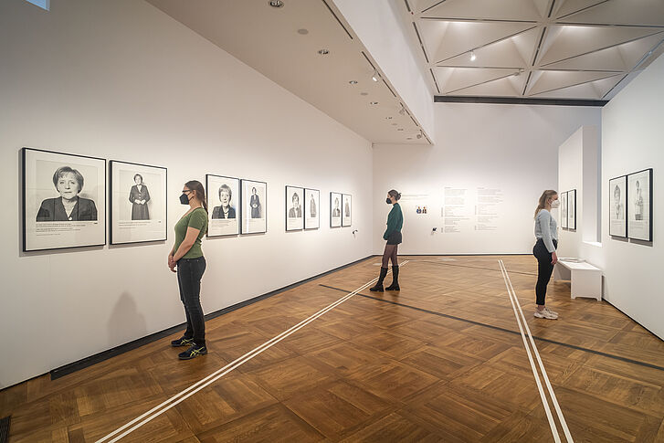 Ausstellungsansicht "Herlinde Koelbl. Angela Merkel Portraits 1991 – 2021"