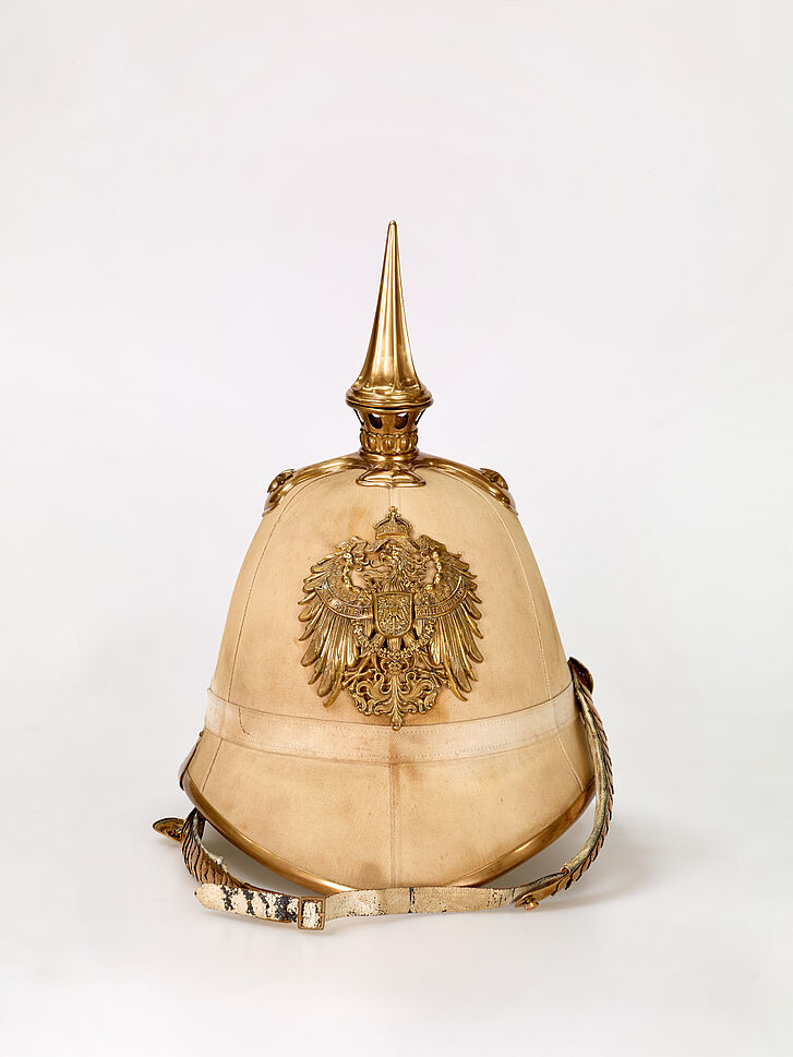 Ein Helm mit Wappen und Spitze.