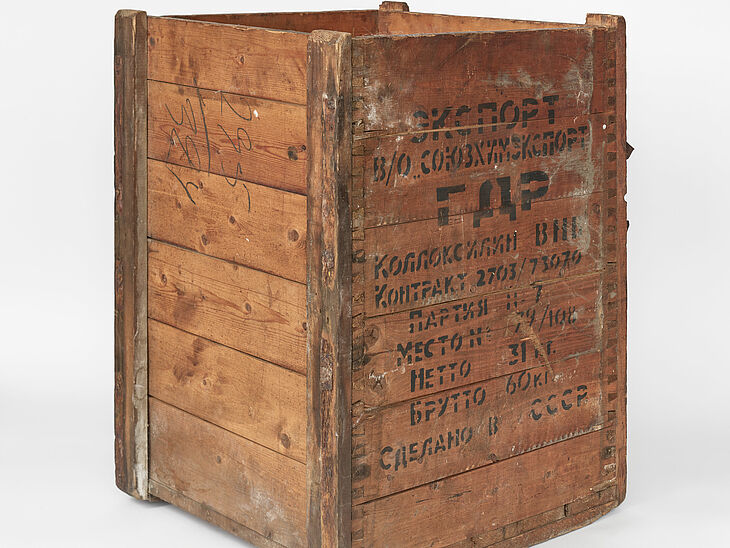 Eine von ca. 40 in der Sowjetunion hergestellten Speditionskisten, in denen Wolf Biermann sein persönliches Eigentum aus der DDR nach Hamburg überstellt wurde.