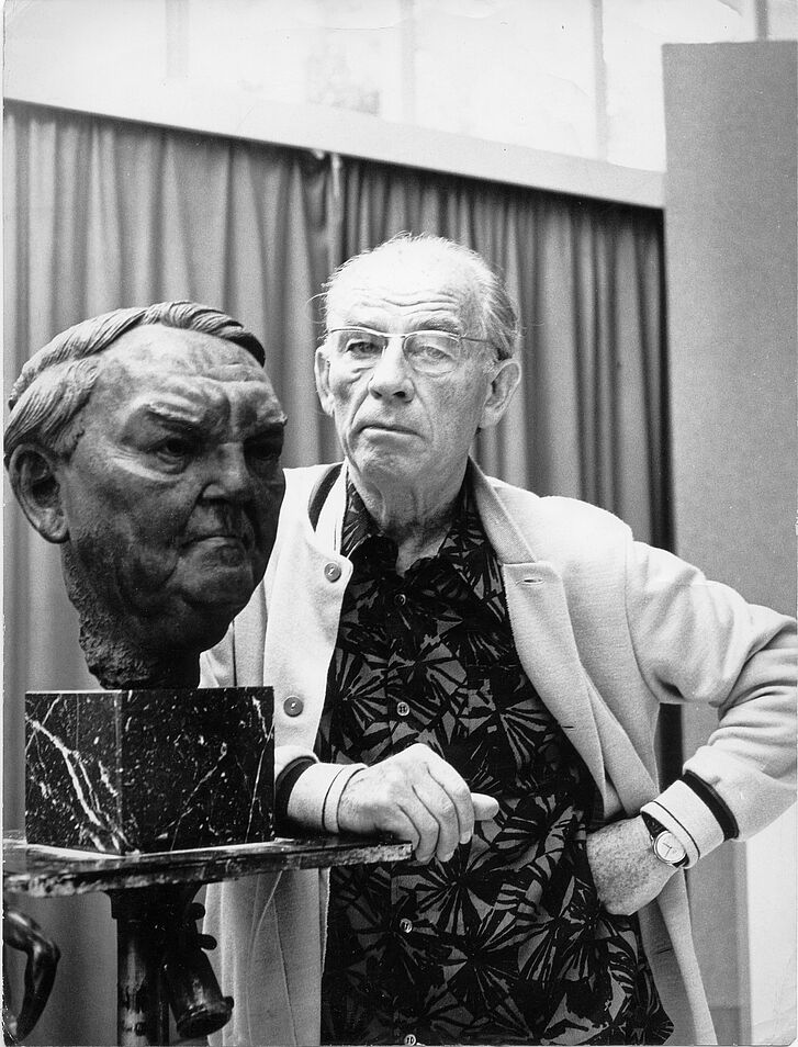 Arno Breker im Atelier mit einer Porträtbüste von Ludwig Erhard Arno Breker im Atelier mit einer Porträtbüste von Ludwig Erhard