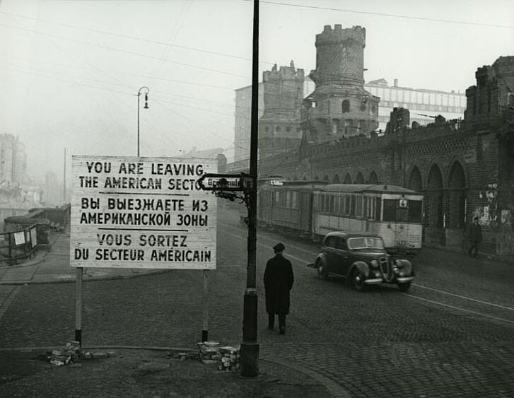 Grenze des Amerikanischen Sektors an der Oberbaumbrücke in Berlin.