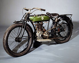 Neckarsulmer Fahrzeugwerke AG, Motorrad „NSU 251 R“, 1927. Neckarsulmer Fahrzeugwerke AG, Motorrad „NSU 251 R“, 1927. Die „Neckarsulmer Fahrzeugwerke AG“ setzte als erstes deutsches Unternehmen zur Rationalisierung und Typennormung im Motorradbau das Fließband ein. Die NSU 251 R war mit einem 250-ccm-Motor ausgestattet. (Inv.Nr. Pro 65/243)