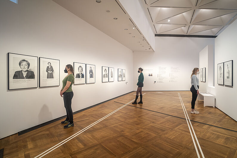 In the exhibition “Herlinde Koelbl. Angela Merkel Portraits 1991 – 2021” © DHM/Mathias Völzke