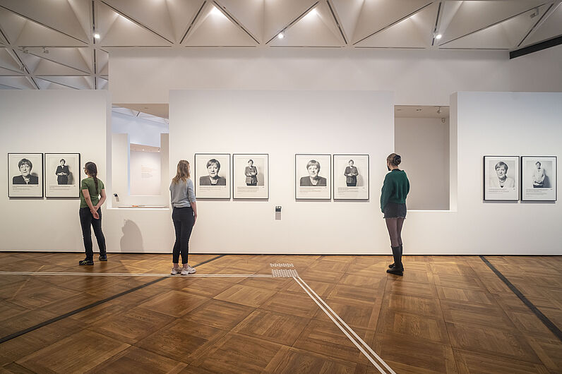 In the exhibition “Herlinde Koelbl. Angela Merkel Portraits 1991 – 2021” © DHM/Mathias Völzke