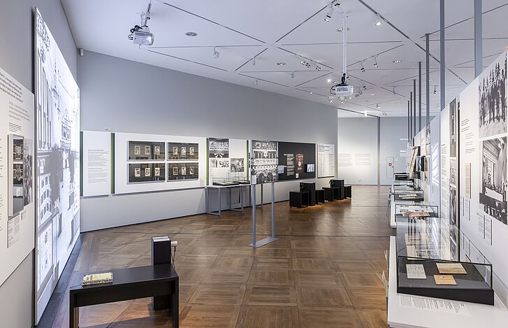 Exhibition view "On Displaying Violence: First Exhibitions on the Nazi Occupation in Europe, 1945-1948" - Exhibition Section "Undzer veg in der frayhayt" (Our Path to Freedom) Exhibition view "On Displaying Violence: First Exhibitions on the Nazi Occupation in Europe, 1945-1948" - Exhibition Section "Undzer veg in der frayhayt" (Our Path to Freedom)