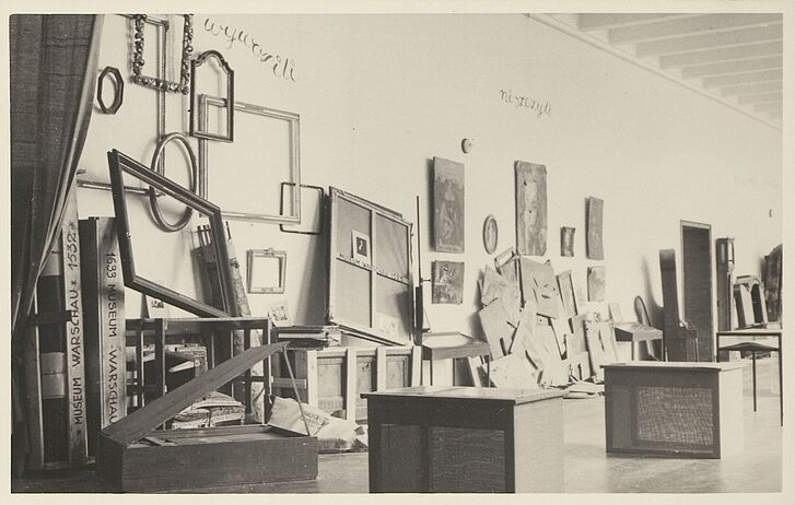 View of the exhibition “Warszawa oskarża” (Warsaw Accuses), Muzeum Narodowe w Warszawie (National Museum in Warsaw), 1945, photo: Muzeum Narodowe w Warszawie View of the exhibition “Warszawa oskarża” (Warsaw Accuses), Muzeum Narodowe w Warszawie (National Museum in Warsaw), 1945, photo: Muzeum Narodowe w Warszawie