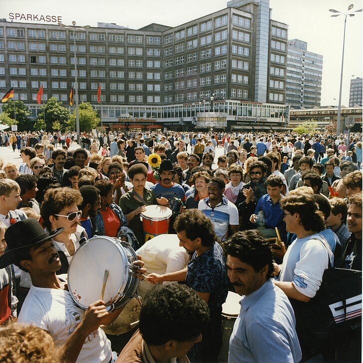 Eine Menschenmenge am Alexanderplatz.