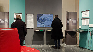 In der Ausstellung „Deportiert nach Auschwitz – Sheindi Ehrenwalds Aufzeichnungen“ © DHM/David von Becker