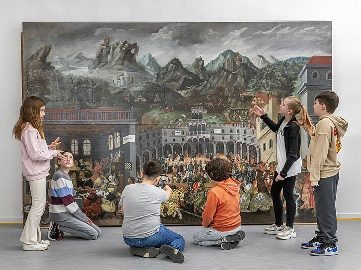 Sechs Kinder betrachten das Gemälde Augsburger Monatsbild Januar, Februar, März.