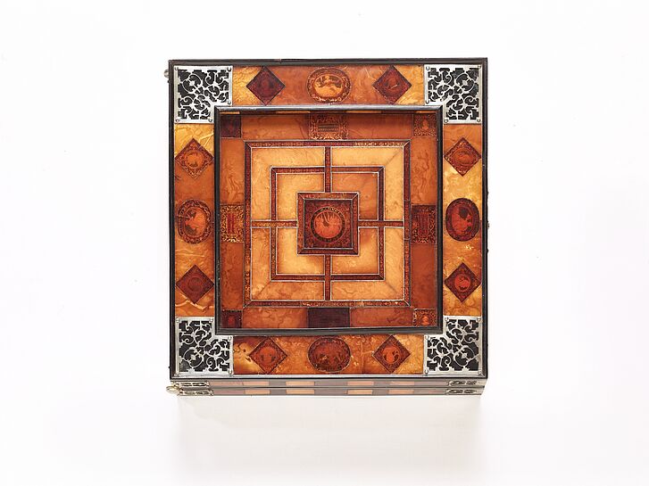 Spielbrett aus Bernstein