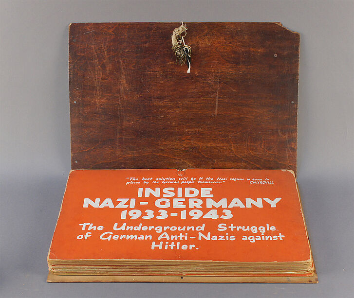 Aufgeklapptes Buch mit Informationen zum Nationalsozialismus.