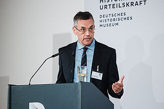 Benedikt Stuchtey spricht über die Unmoral der Kolonie und die Herausforderung der Menschenfreiheit in seiner Keynote.