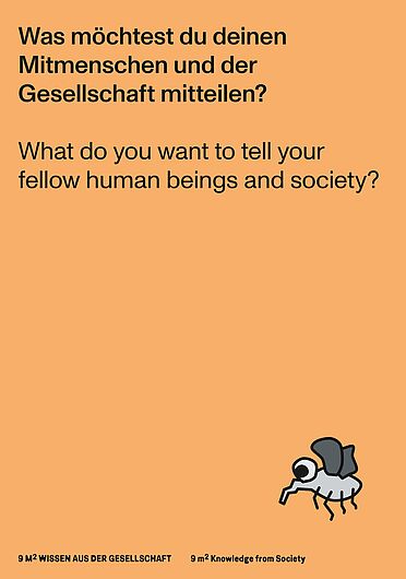 Orangefarbene Aktivierungskarte mit der Frage: „Was möchtest du deinen Mitmenschen und der Gesellschaft mitteilen?“ Unten rechts stilisierte Fliegen-Illustration.