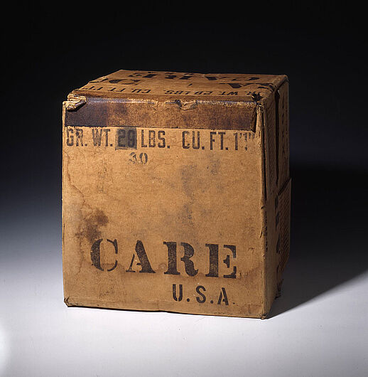 CARE-Paket, nach 1945. Rund 2,8 Millionen CARE-Pakete wurden von Amerikanern bis März 1947 nach Deutschland geschickt. Diese Pakete erleichterten das Überleben erheblich. In die von der Roten Armee besetzte Zone gelangten nur wenige Pakete. (Inv.Nr. MK 85/45)