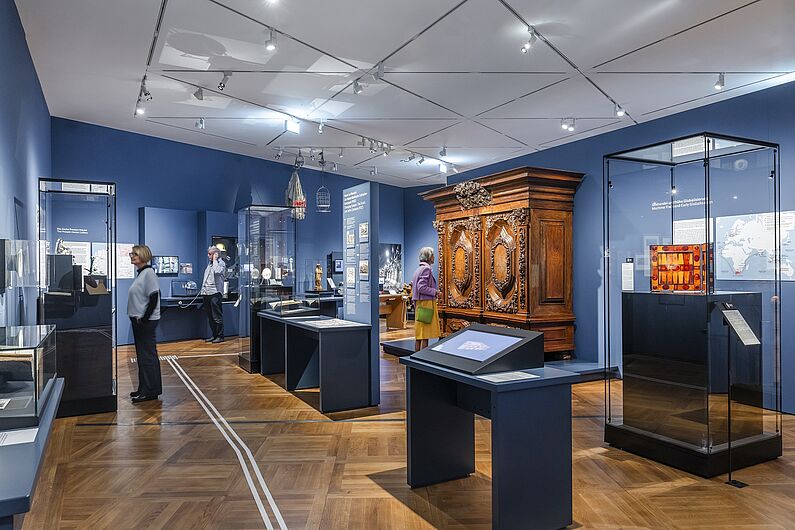 Menschen stehen in einer Ausstellung