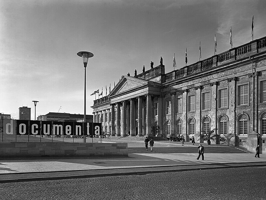 Der Friedrichsplatz zur Eröffnung der ersten documenta, Kassel, 1955 © documenta archiv, Foto: Werner Lengemann
