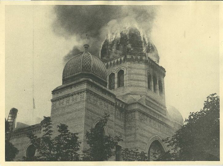 Brennende Kuppel einer Synagoge.