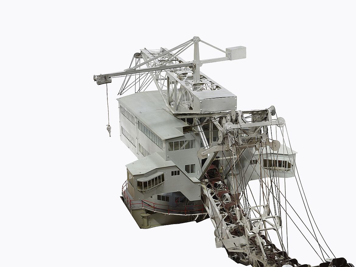 Modell des Eimerketten-Raupen-Schwenkbaggers ERs 700, Magdeburg, 1953/1956. Eimerkettenbagger formten die Landschaft im Lausitzer Braunkohlerevier seit den 1890er Jahren  Modell des Eimerketten-Raupen-Schwenkbaggers ERs 700, Magdeburg, 1953/1956. Eimerkettenbagger formten die Landschaft im Lausitzer Braunkohlerevier seit den 1890er Jahren