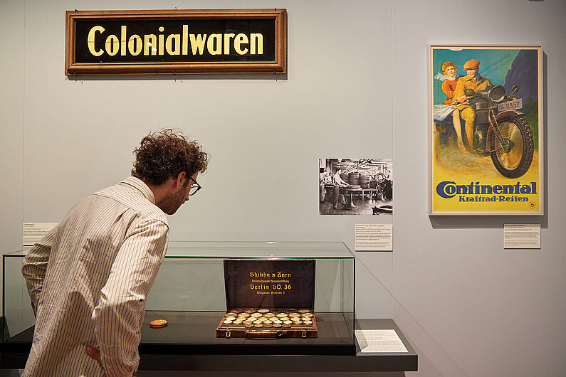 Menschen stehen in einer Ausstellung