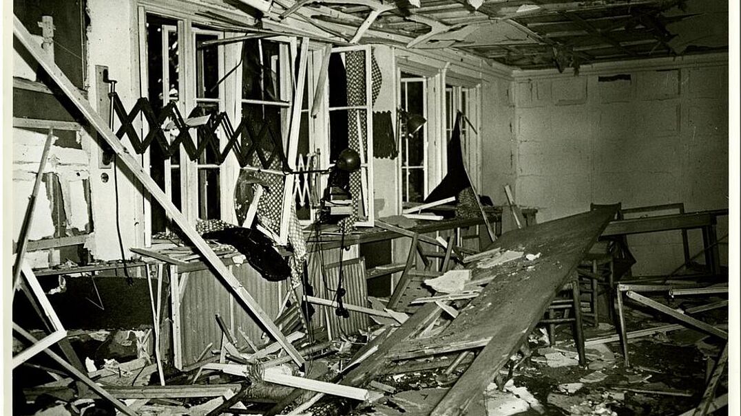 Der Besprechungsraum im "Führerhauptquartier Wolfsschanze" nach dem Bombenattentat Ein Schwarzweißfoto zeigt den Besprechungsraum im "Führerhauptquartier Wolfsschanze" nach dem Bombenattentat 1944