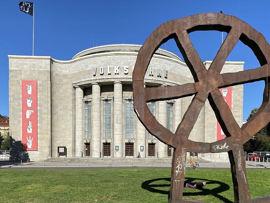 Das Theater „Volksbühne" wurde 1914-14 vom Verein „Freie Volksbühne" im Scheunenviertel errichtet. Der Bau wurde durch die Beiträge und Spenden der Mitglieder möglich.