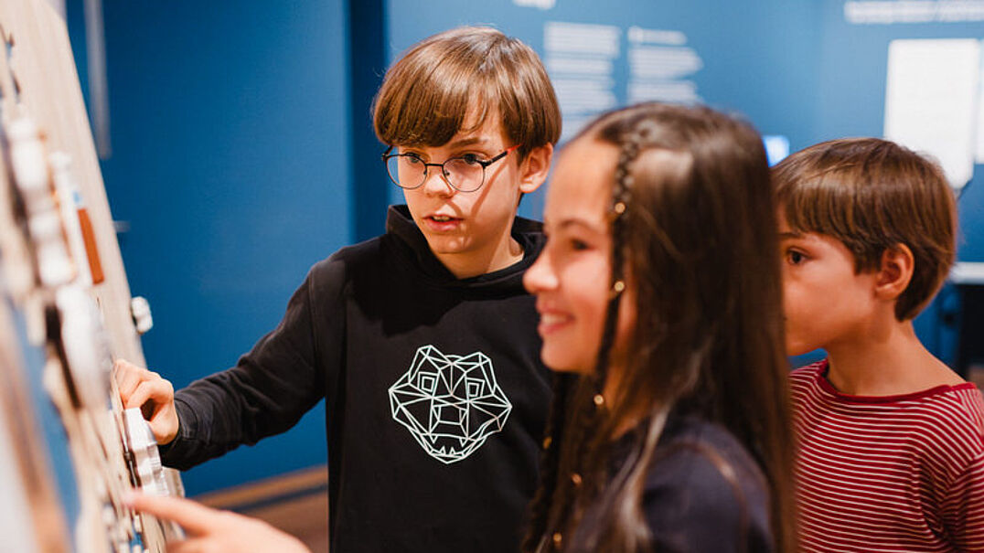 Kinder in einer Ausstellung