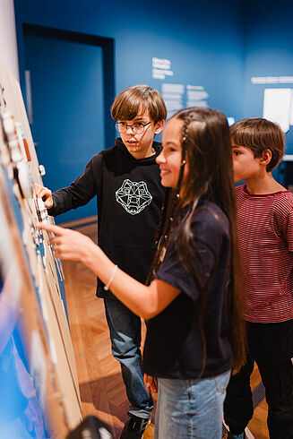 Kinder in einer Ausstellung