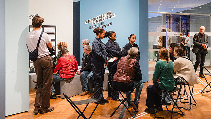 Personen im Ausstellungsraum.