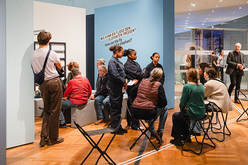 Personen im Ausstellungsraum.
