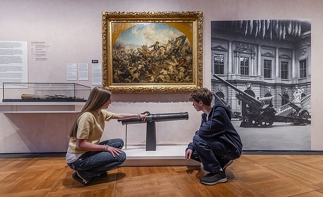Kinder in einer Ausstellung