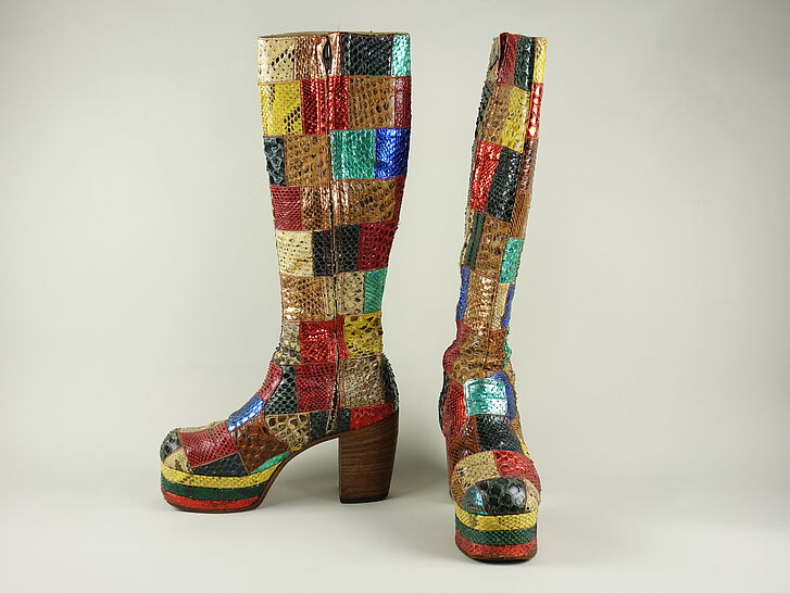 Bunte Plateaustiefel.