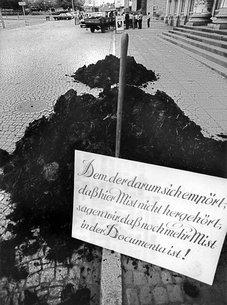 Manure protest by Thies Christophersen and his lawyer Manfred Roeder at documenta 5, 22 July 1972, Hessische Niedersächsische Allgemeine Manure protest by Thies Christophersen and his lawyer Manfred Roeder at documenta 5, 22 July 1972, Hessische Niedersächsische Allgemeine