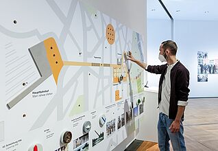 In der Ausstellung „documenta. Politik und Kunst“ © DHM/David von Becker