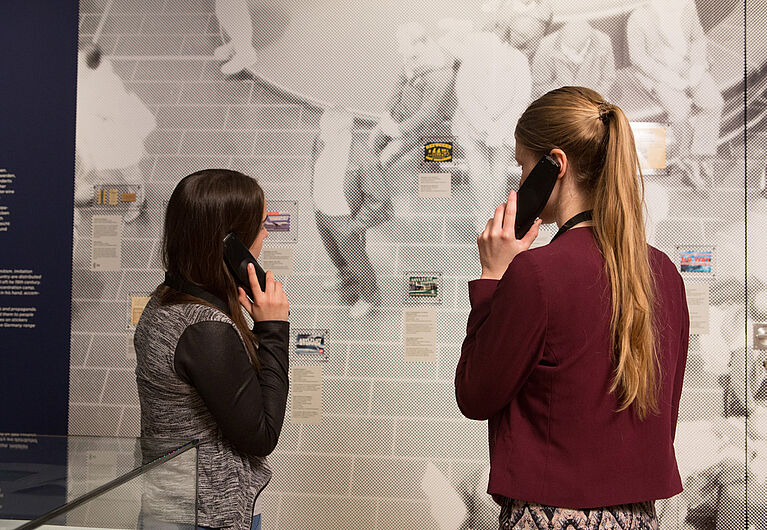 Der Audioguide zur Ausstellung behinhaltet auch Audiodeskriptionen für Blinde und Sehbehinderte.