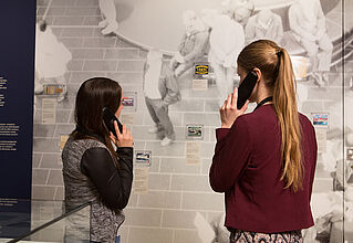 Der Audioguide zur Ausstellung behinhaltet auch Audiodeskriptionen für Blinde und Sehbehinderte.