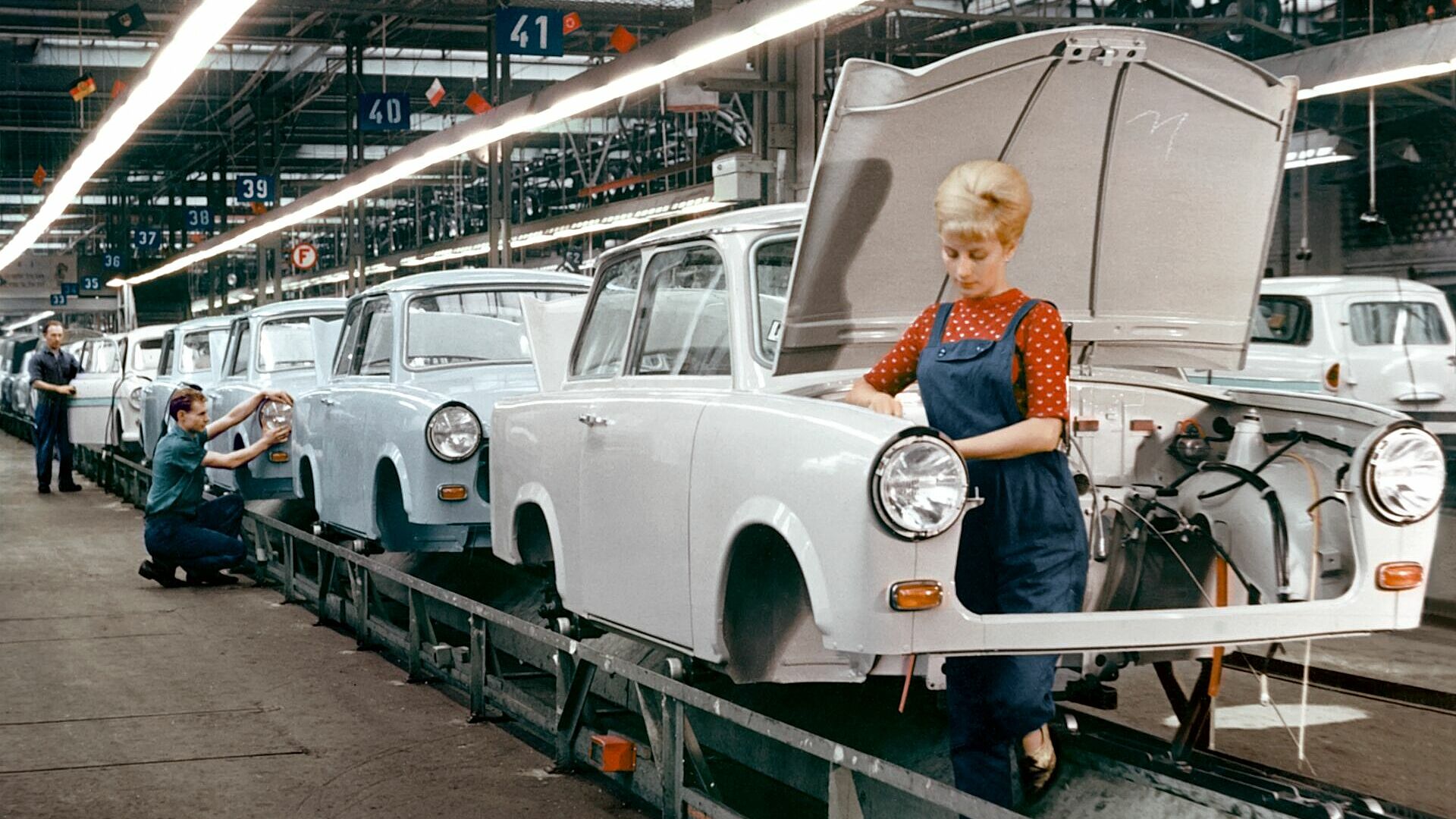 Arbeiterin an der Montagestraße des Trabant P 60, Werksfotografie, 1962, 1964 © August Horch Museum