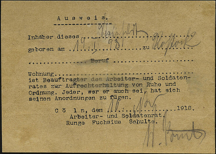 Arbeiter- und Soldatenrat, Ausweis eines Mitgliedes der Arbeiter- und Soldatenrates von Köln, 10. November 1918. Arbeiter- und Soldatenrat, Ausweis eines Mitgliedes der Arbeiter- und Soldatenrates von Köln, 10. November 1918. Ausgangspunkt der Revolution im Rheinland war Köln. Dort organisierten seit dem 5. November 1918 aus Kiel angereiste Matrosen die politische Umwälzung. (Inv.Nr. Do 58/497.1)