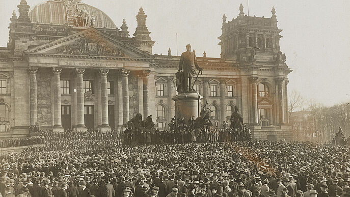 Menschenmassen, die sich vor dem deutschen Reichstage versammeln.