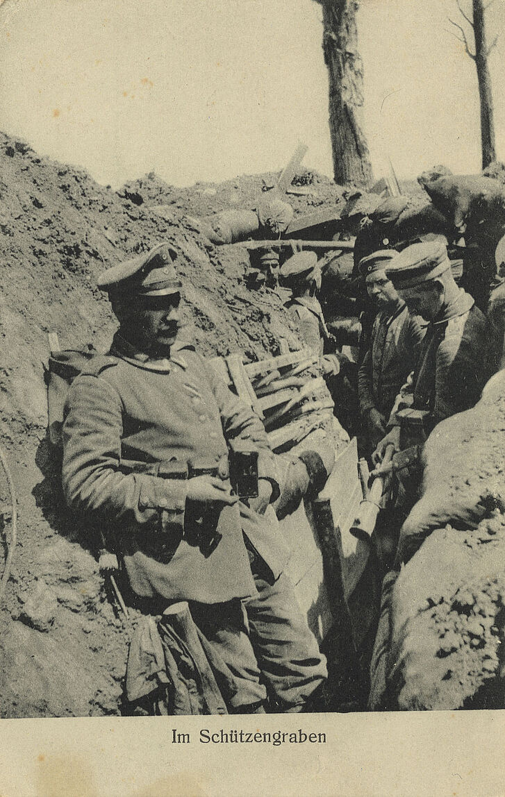 Soldaten im Schützengraben.