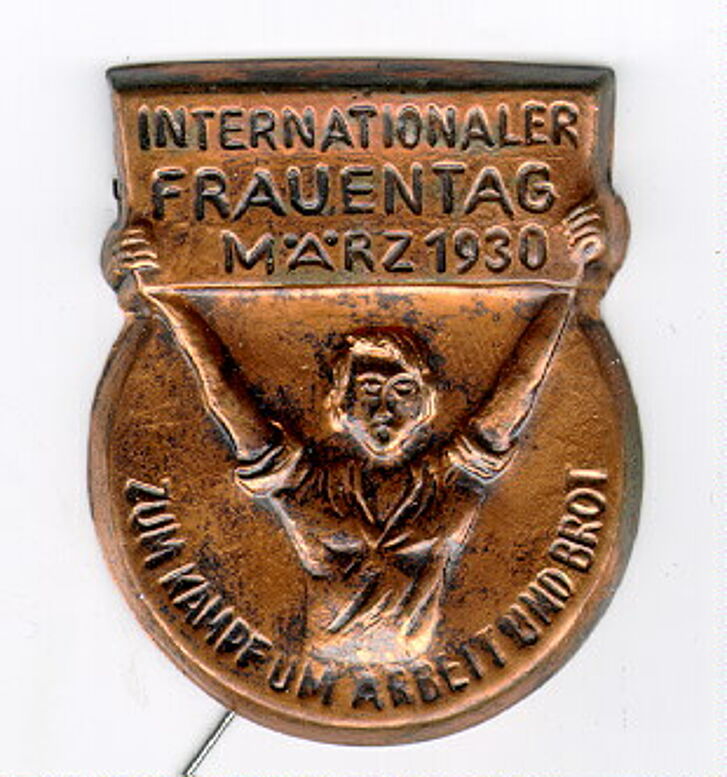 Bronzemedaille mit einer Frau und Schriftzug zum Frauentag März 1930.