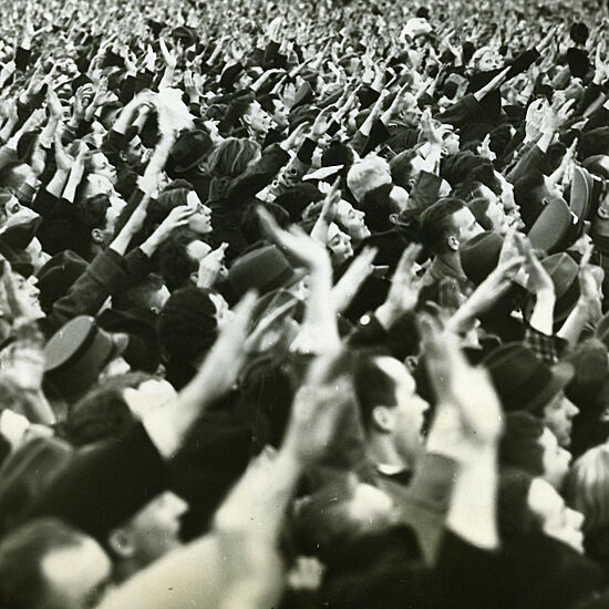 Menschenmassen jubeln Adolf Hitler zu 