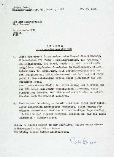 Antrag eines Bürgers der DDR an den Rat des Stadtbezirkes auf Ausreise nach Berlin (West), 25. Juli 1986. Nach der KSZE-Konferenz und der Ausbürgerung Biermanns stellten immer mehr DDR-Bürger Ausreiseanträge. 1986 wollten 78.000 Personen die DDR verlassen, 16.000 erhielten eine Genehmigung. Die Anträge galten als „rechtswidrige Übersiedlungsversuche“, Antragsteller wurden benachteiligt und kriminalisiert. Bis zur Entscheidung vergingen oft Jahre. (Inv.Nr. Do2 90/1488) 15 Stempel der Zentralen Stelle der Landesjustizverwaltungen zur Aufklärung von NS-Verbrechen, 1960-1970. Seit 1958 verfolgte die Dienststelle Verbrechen gegen Zivilpersonen, die außerhalb von Kriegshandlungen verübt worden waren. Die Ermittlungen konzentrierten sich zunächst auf NS-Verbrechen im Osten. (Inv.Nr. AK 99/431)