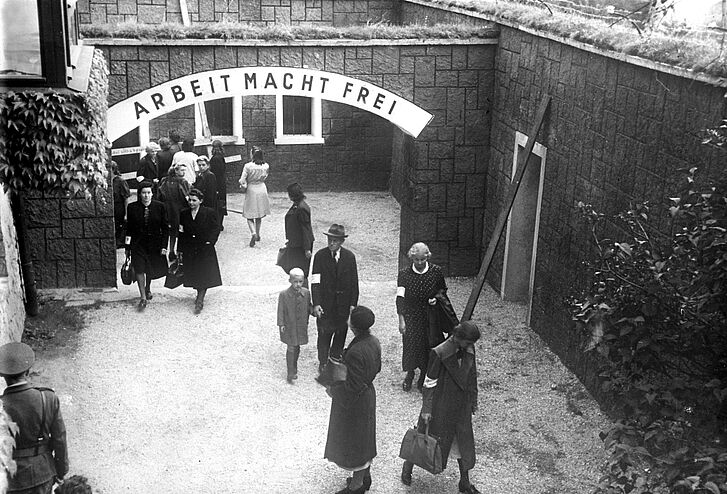 Germans visiting the exhibition “Památník nacistického barbarství” (Memorial to Nazi Barbarism), Liberec, 1946, reproduction © ČTK / Alamy Stock Photo Germans visiting the exhibition “Památník nacistického barbarství” (Memorial to Nazi Barbarism), Liberec, 1946, reproduction © ČTK / Alamy Stock Photo