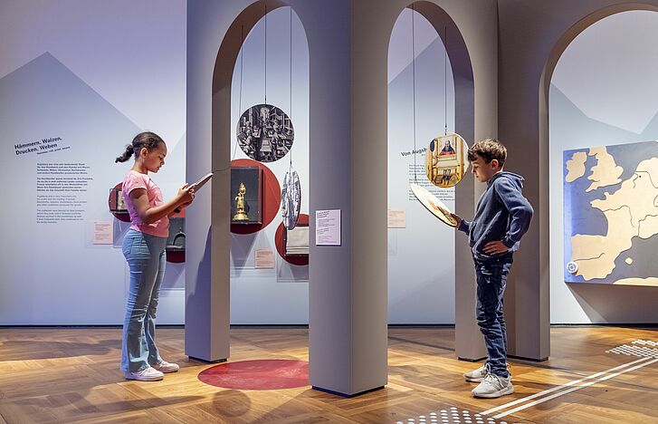 Ausstellungsansicht „Rein ins Gemälde! Eine Zeitreise für Kinder” 