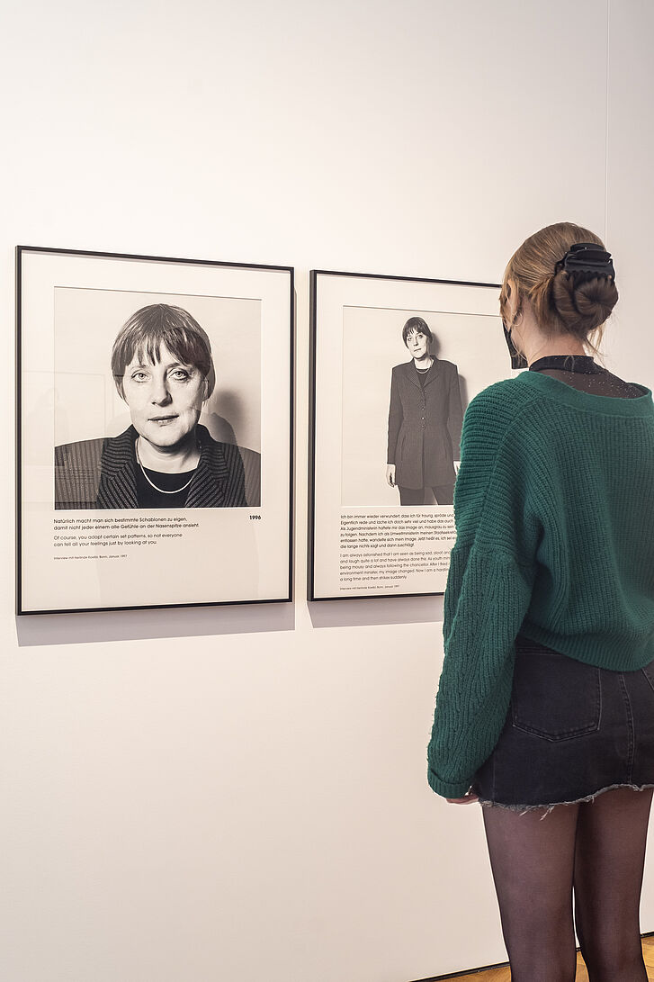 Ausstellungsansicht "Herlinde Koelbl. Angela Merkel Portraits 1991 – 2021"
