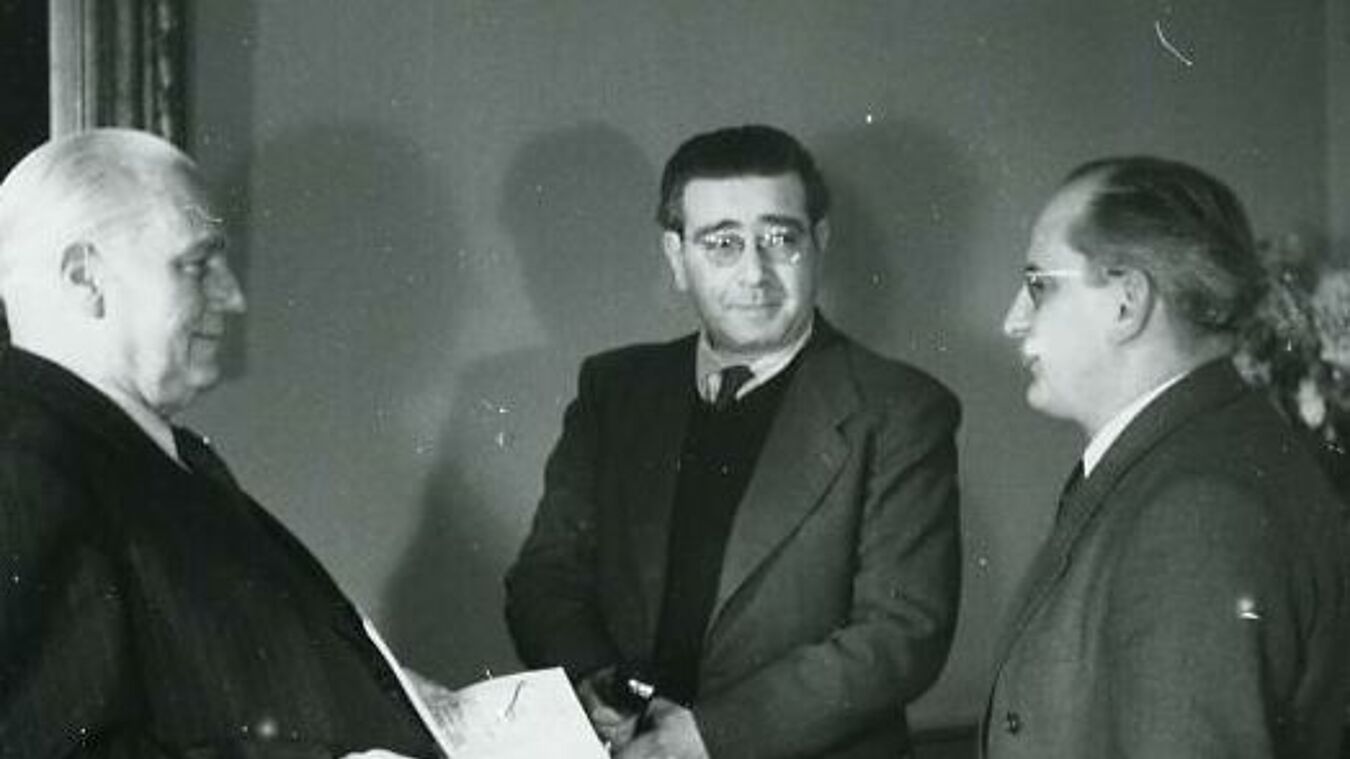 Wilhelm Pieck, Leo Zuckermann und Otto Winzer blicken sich an und sprechen miteinander.
