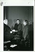 Edmund Thiele: Wilhelm Pieck bei einer Besprechung mit Otto Winzer und Leo Zuckermann, Februar 1950 (Inv.Nr. F 67/1124) © DHM