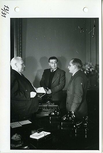 Edmund Thiele: Wilhelm Pieck bei einer Besprechung mit Otto Winzer und Leo Zuckermann, Februar 1950 (Inv.Nr. F 67/1124) © DHM