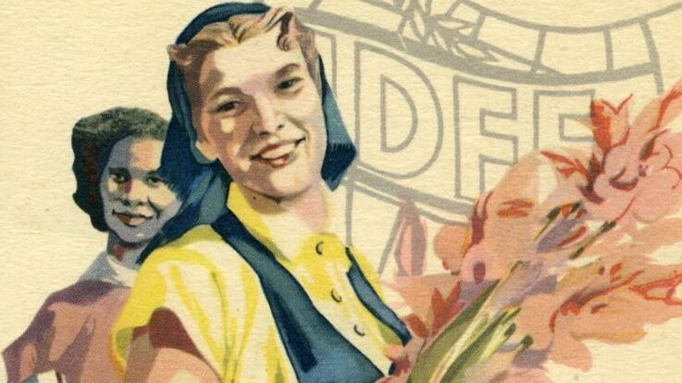 Lächelnde Frauen mit verschiedenen Objekten in der Hand.